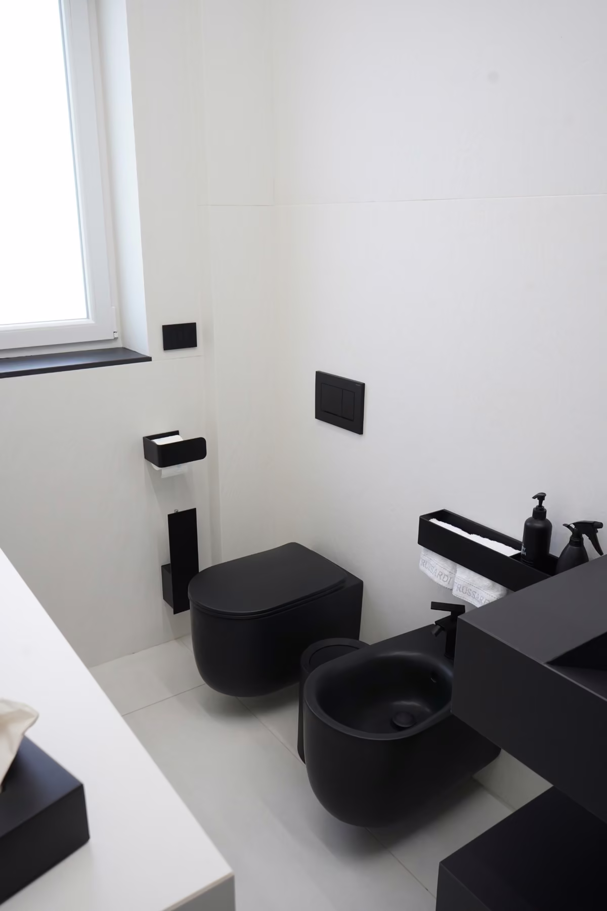 Piano lavabo e rivestimento del bagno realizzato da Calabra Marmi, vista 2