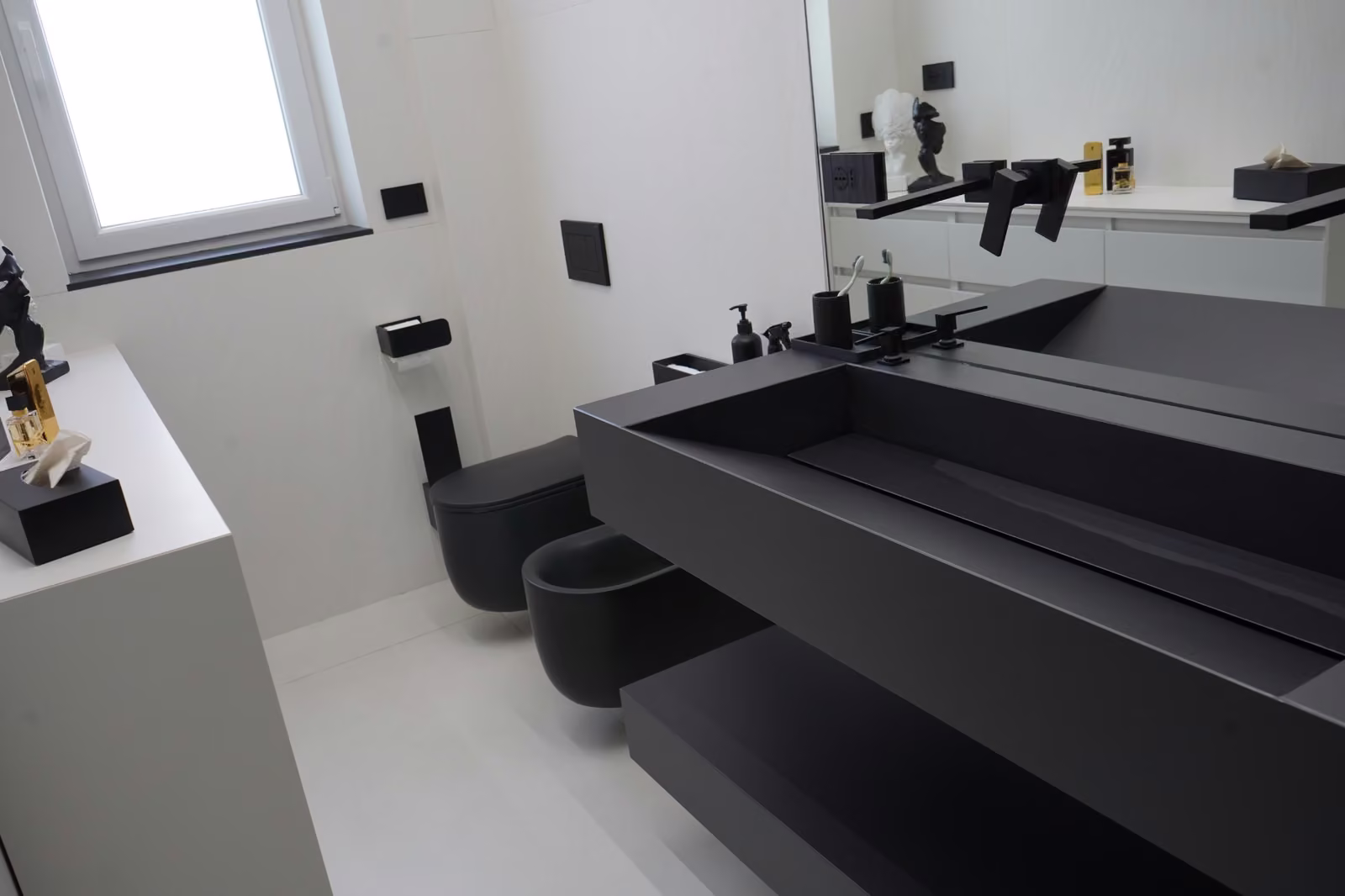 Piano lavabo e rivestimento del bagno realizzato da Calabra Marmi, vista 3