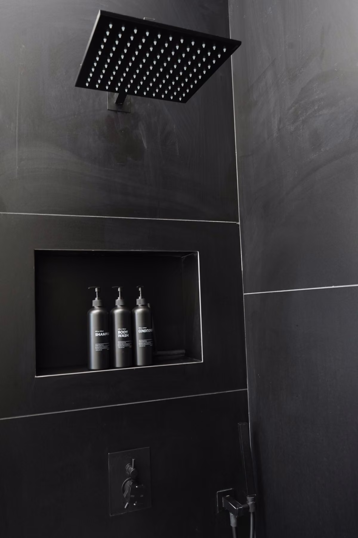 Piano lavabo e rivestimento del bagno realizzato da Calabra Marmi, vista 4