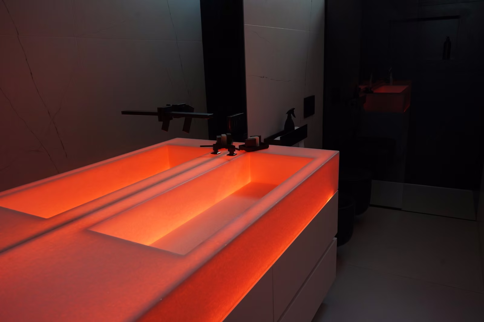 Piano lavabo e rivestimento del bagno realizzato da Calabra Marmi, vista 5