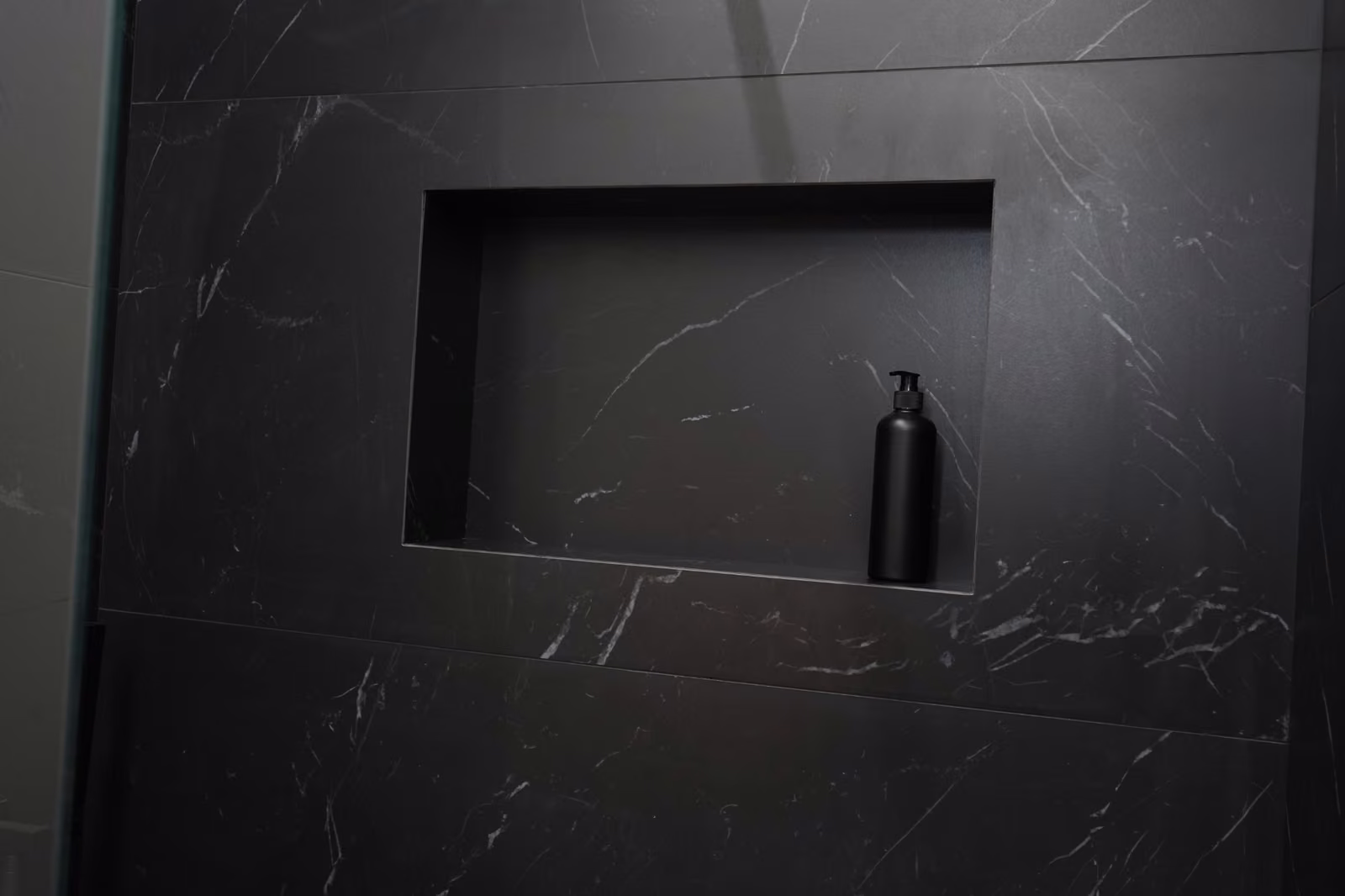 Piano lavabo e rivestimento del bagno realizzato da Calabra Marmi, vista 6