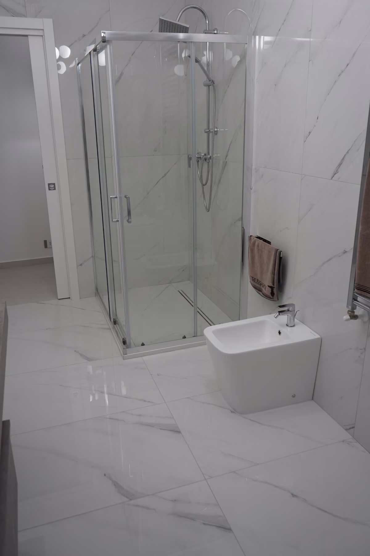 Piano lavabo e rivestimento del bagno realizzato da Calabra Marmi, vista 7