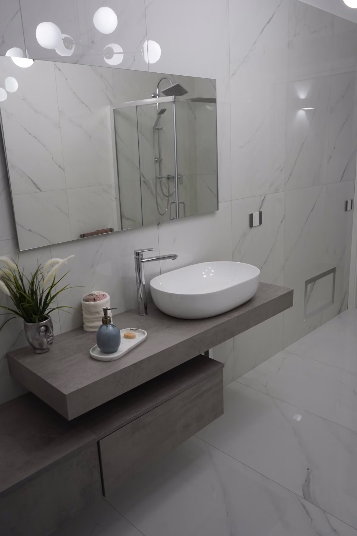 Piano lavabo e rivestimento del bagno realizzato da Calabra Marmi, vista 8