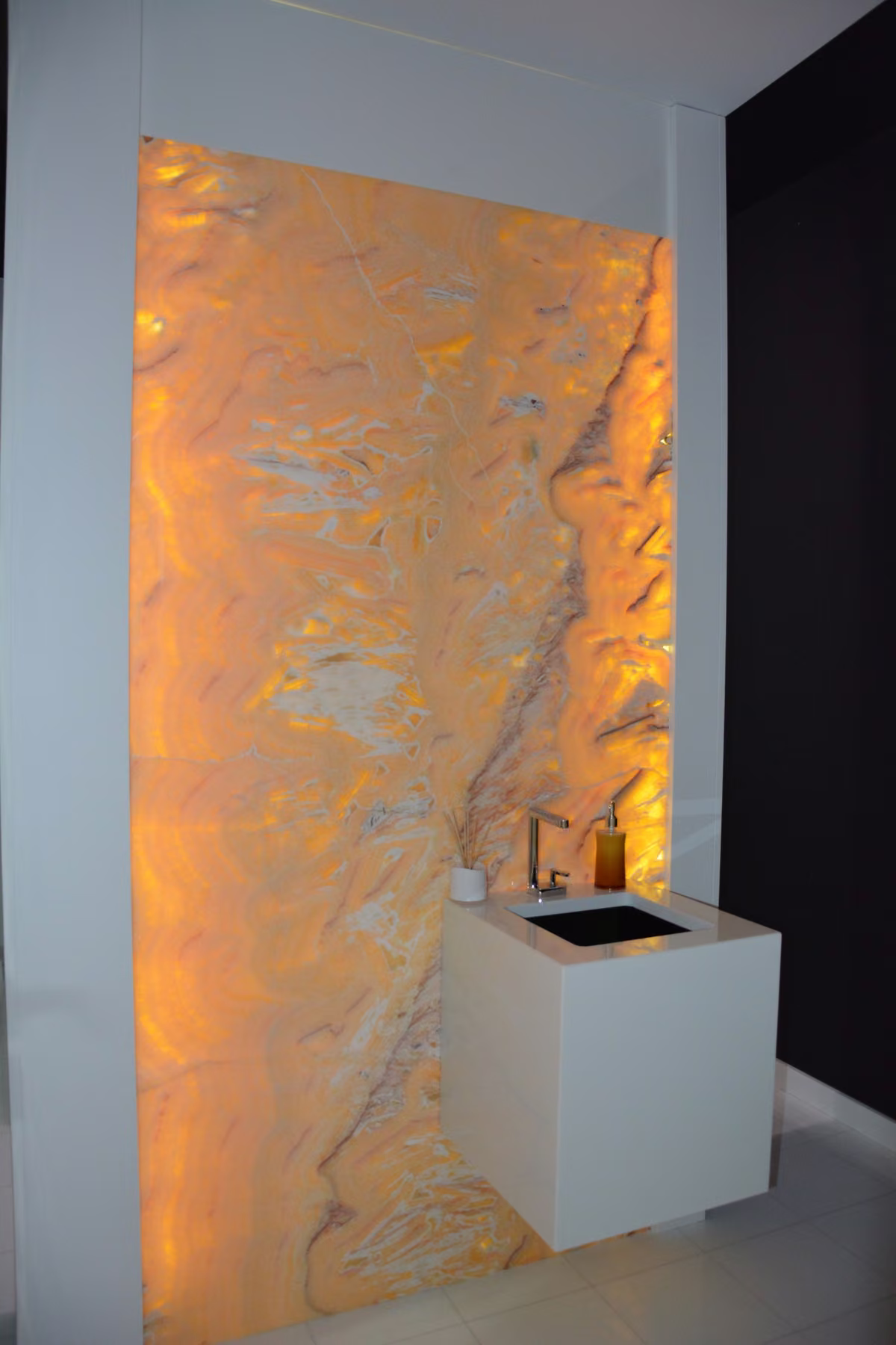 Piano lavabo e rivestimento del bagno realizzato da Calabra Marmi, vista 9