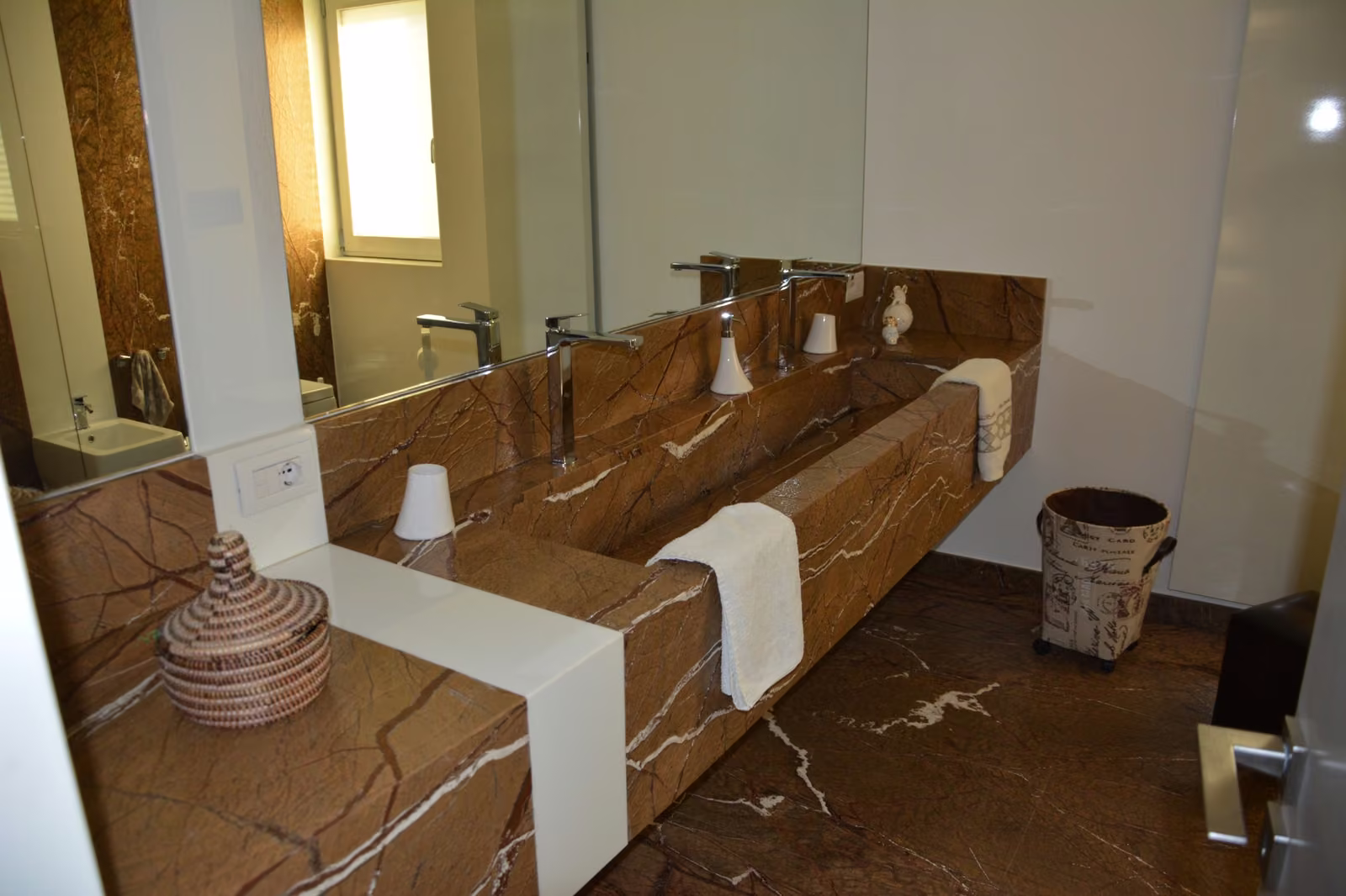 Piano lavabo e rivestimento del bagno realizzato da Calabra Marmi, vista 10