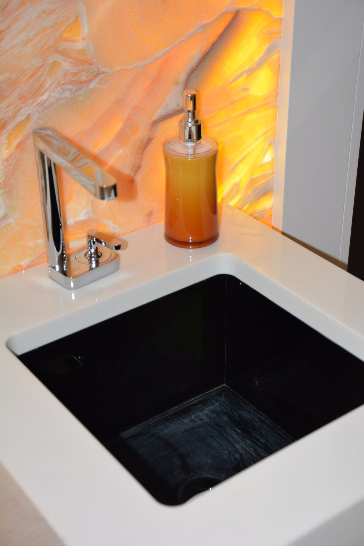Piano lavabo e rivestimento del bagno realizzato da Calabra Marmi, vista 11