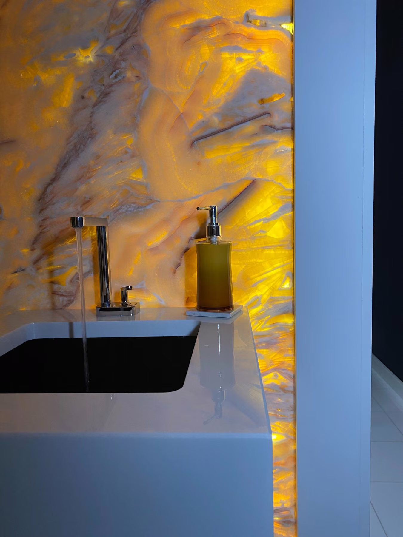 Piano lavabo e rivestimento del bagno realizzato da Calabra Marmi, vista 12