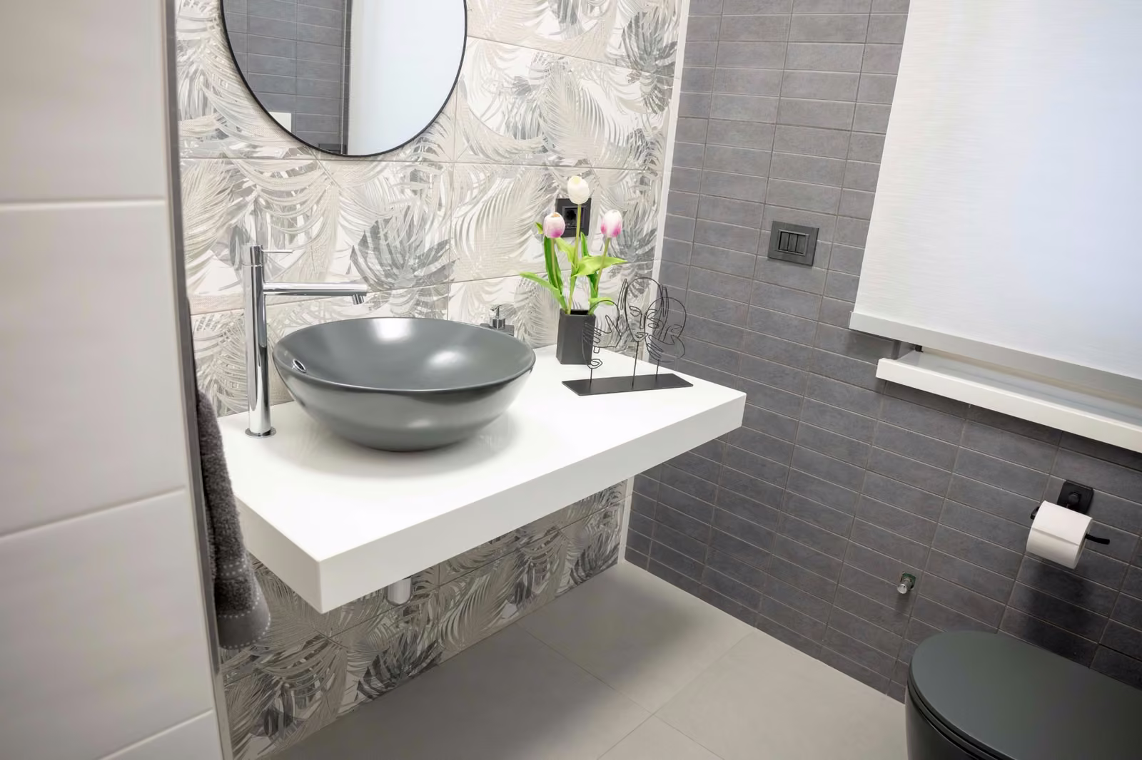 Piano lavabo bianco su misura e rivestimento decorativo del bagno