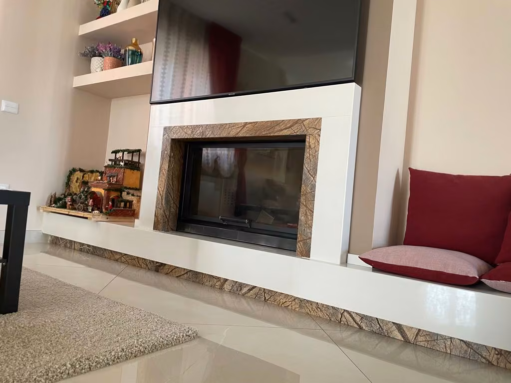 Rivestimento del camino realizzato da Calabra Marmi, vista 2