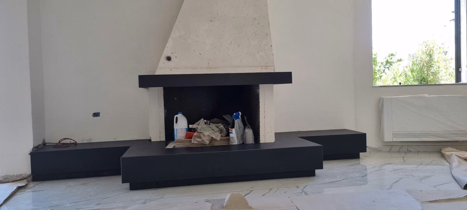 Rivestimento del camino realizzato da Calabra Marmi, vista 3