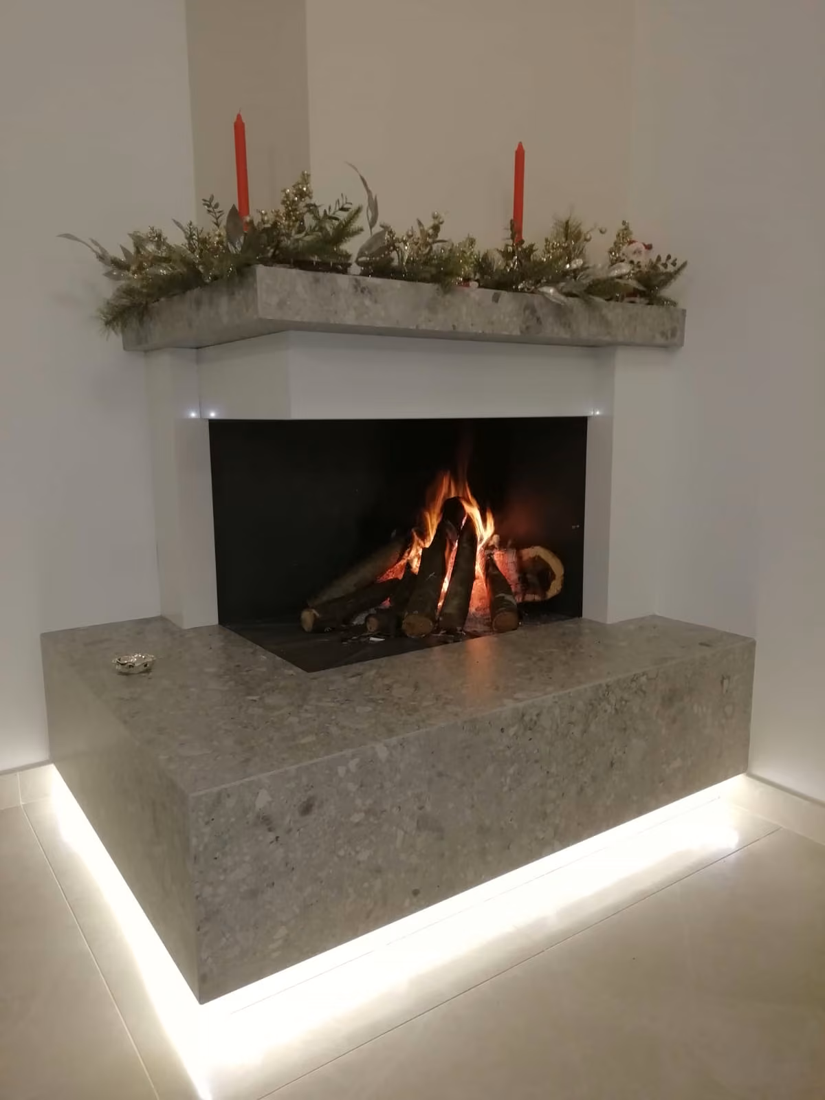 Rivestimento del camino realizzato da Calabra Marmi, vista 4