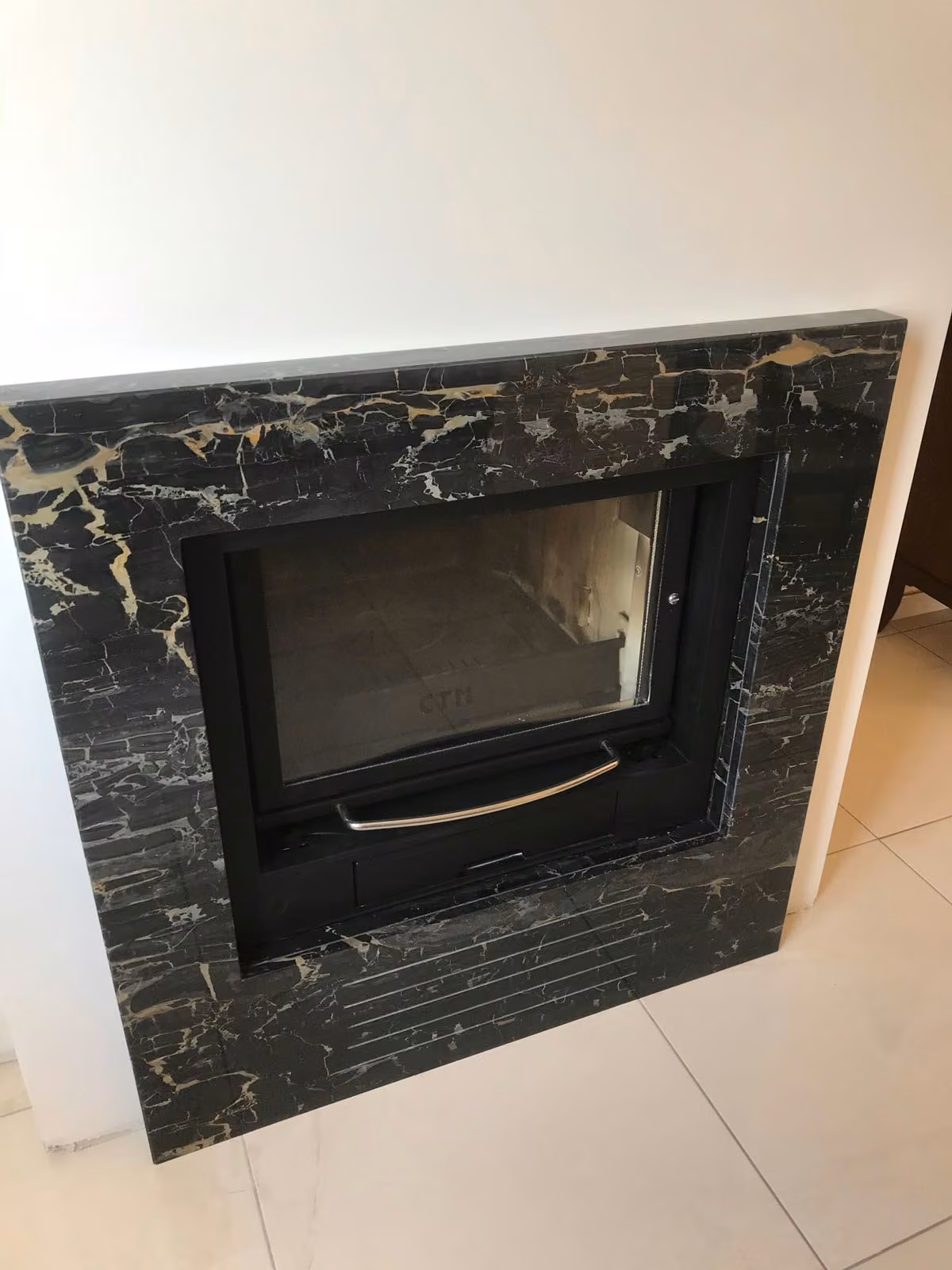 Rivestimento del camino realizzato da Calabra Marmi, vista 8