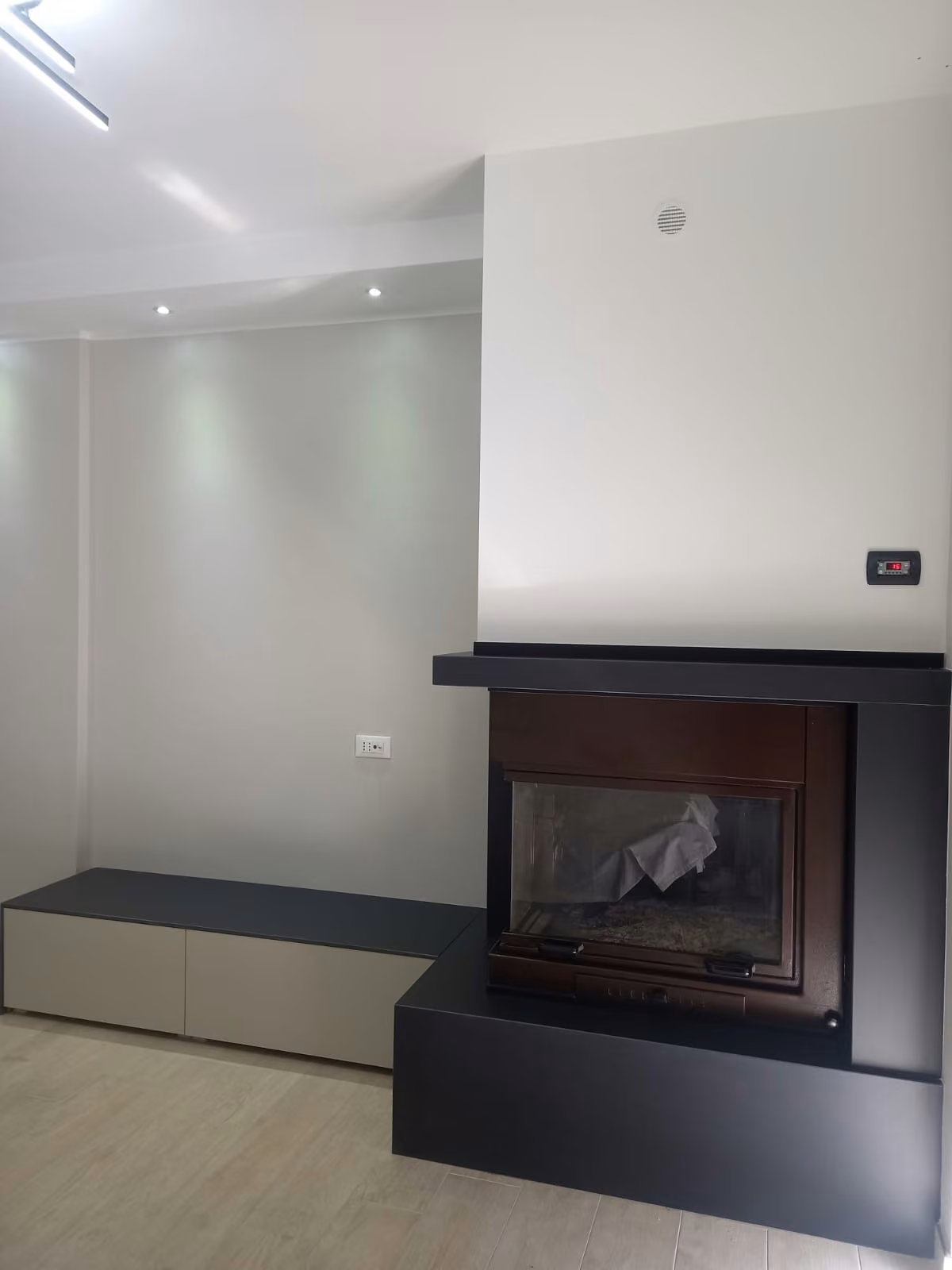 Rivestimento del camino realizzato da Calabra Marmi, vista 15