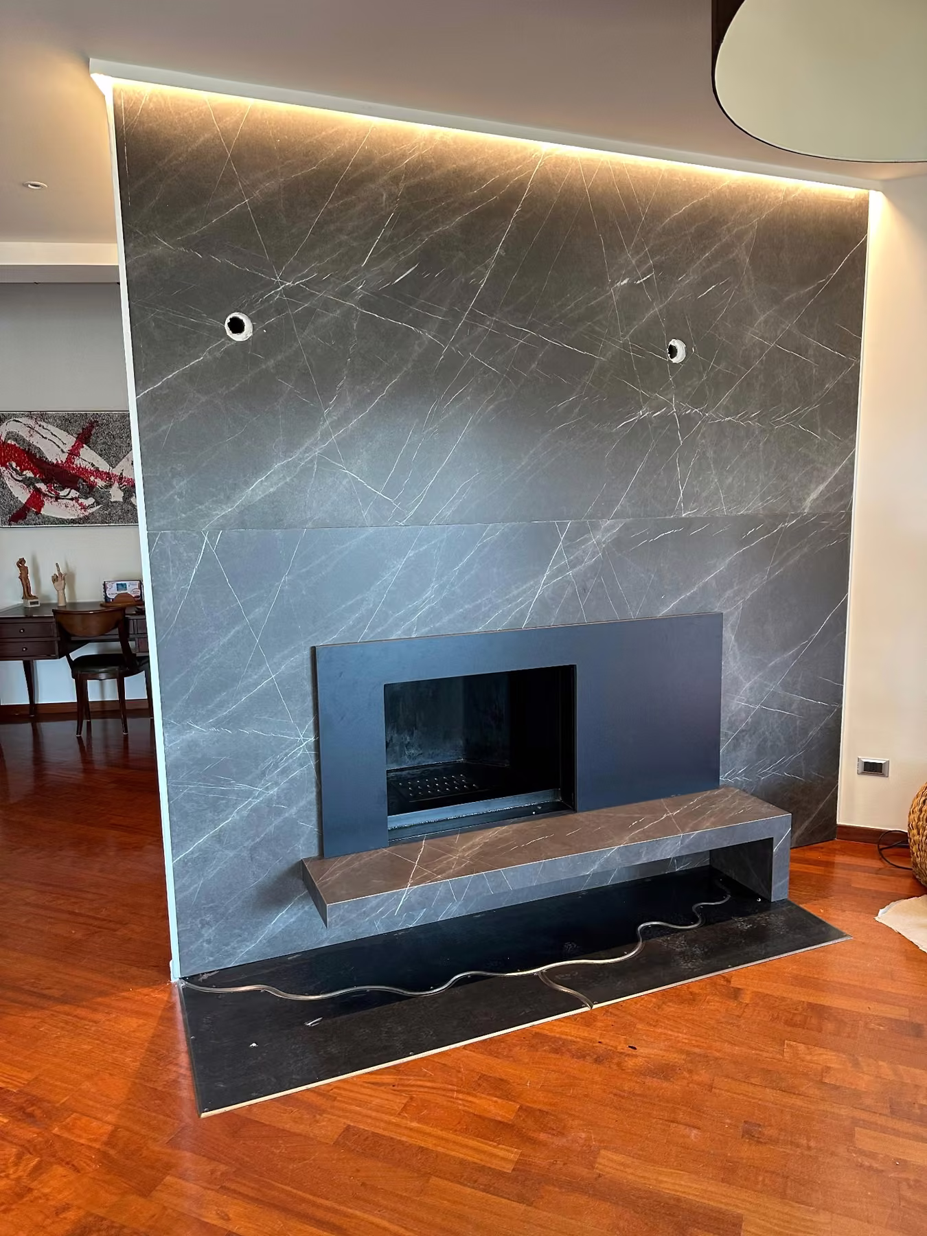 Rivestimento del camino realizzato da Calabra Marmi, vista 19