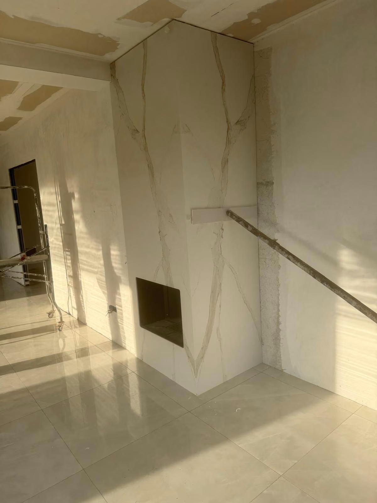 Rivestimento del camino realizzato da Calabra Marmi, vista 20