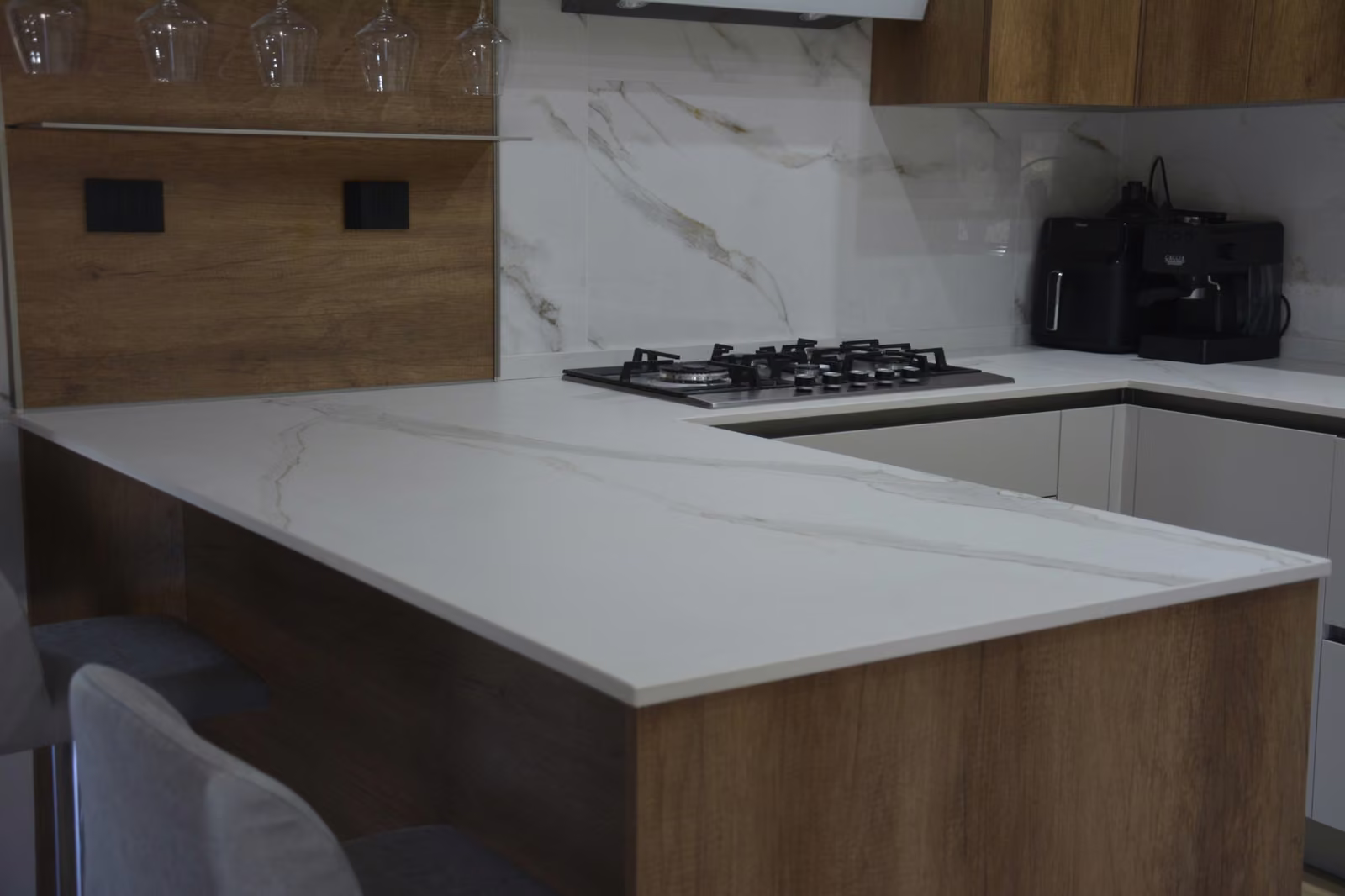 Top e schienale venati in una cucina con mobili in legno