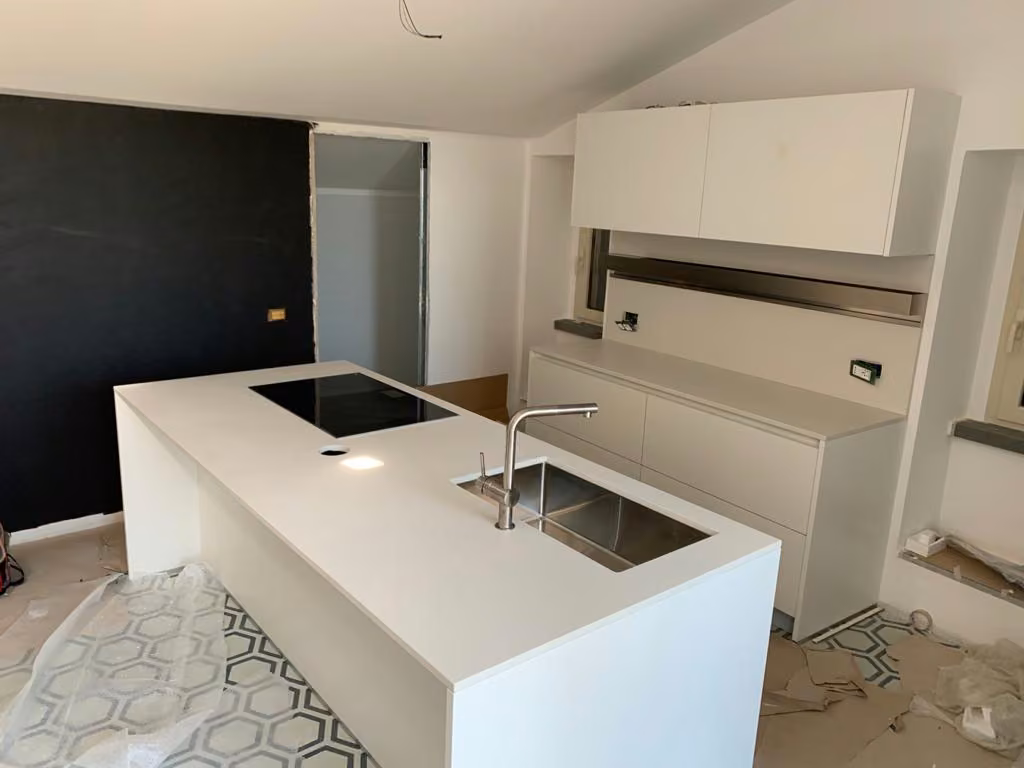 Top cucina e superfici su misura realizzato da Calabra Marmi, vista 3