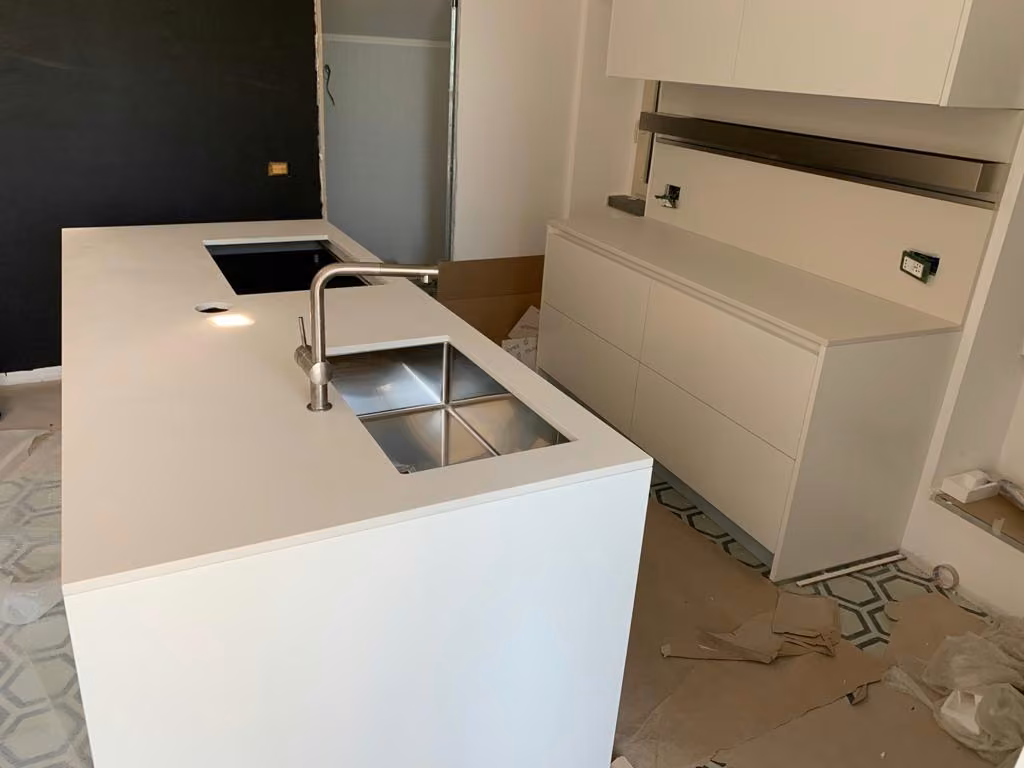 Top cucina e superfici su misura realizzato da Calabra Marmi, vista 7