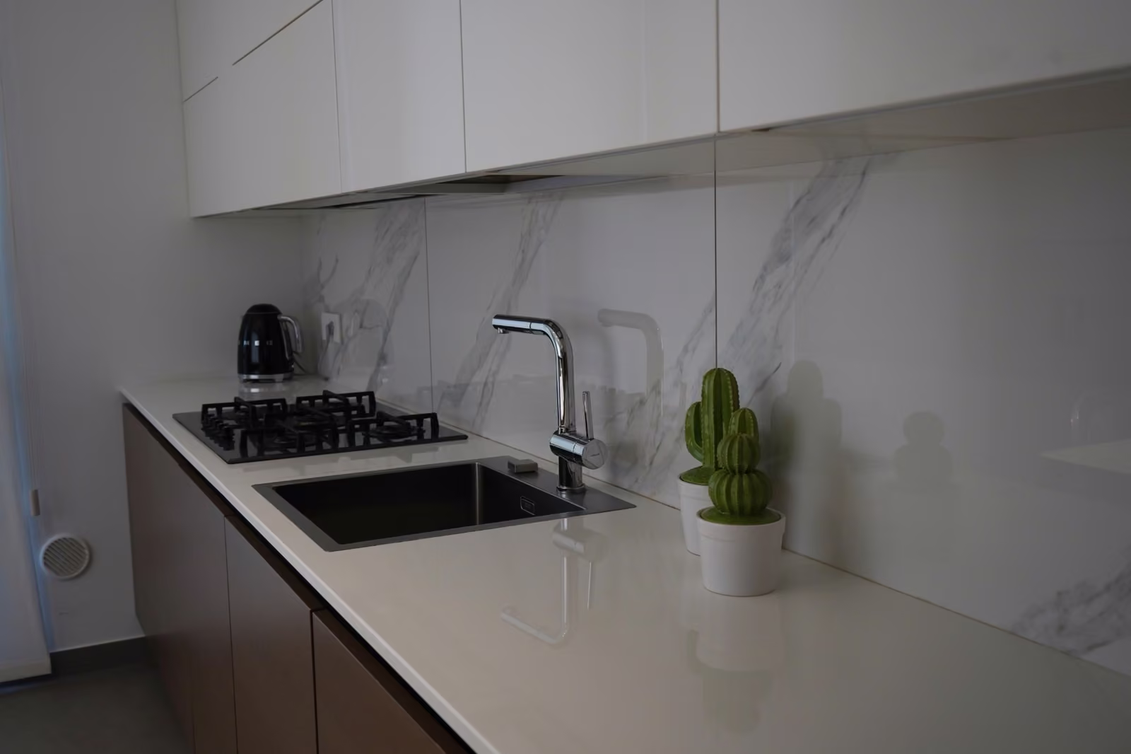 Top cucina e superfici su misura realizzato da Calabra Marmi, vista 14