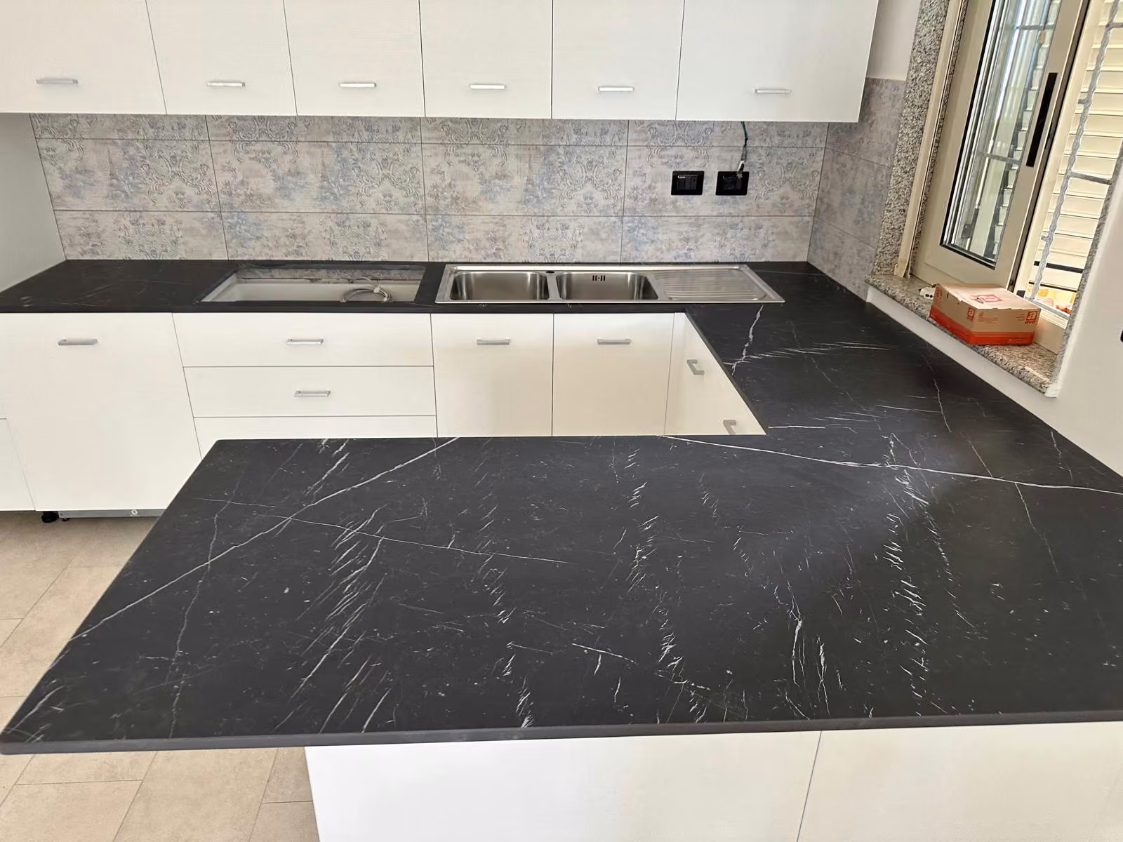 Top cucina e superfici su misura realizzato da Calabra Marmi, vista 18