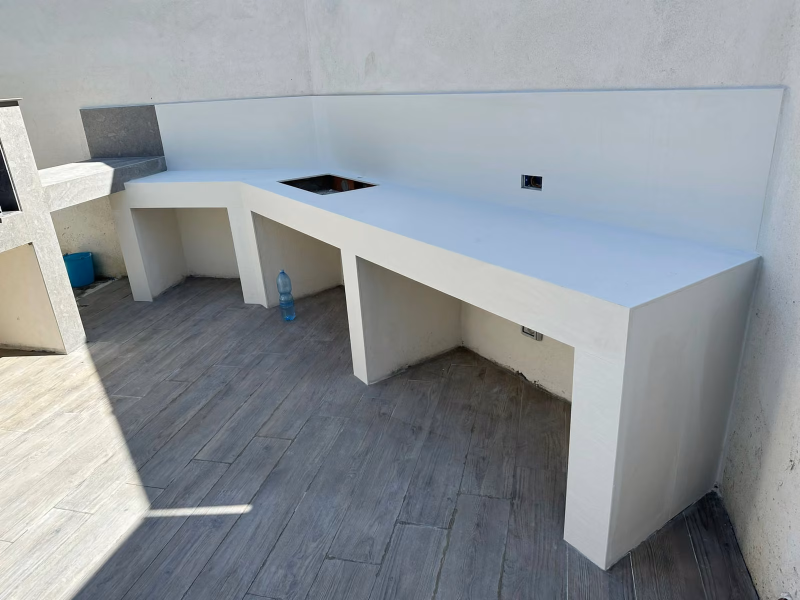 Top cucina e superfici su misura realizzato da Calabra Marmi, vista 19
