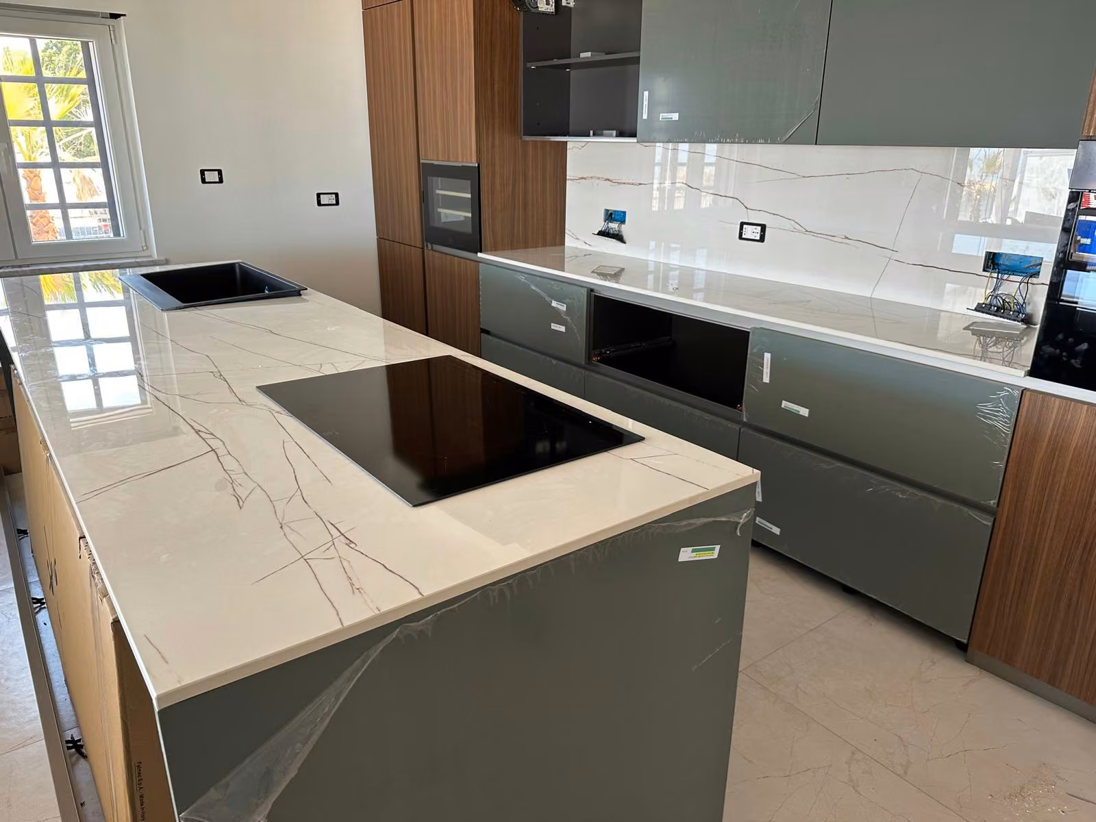 Top cucina e superfici su misura realizzato da Calabra Marmi, vista 20