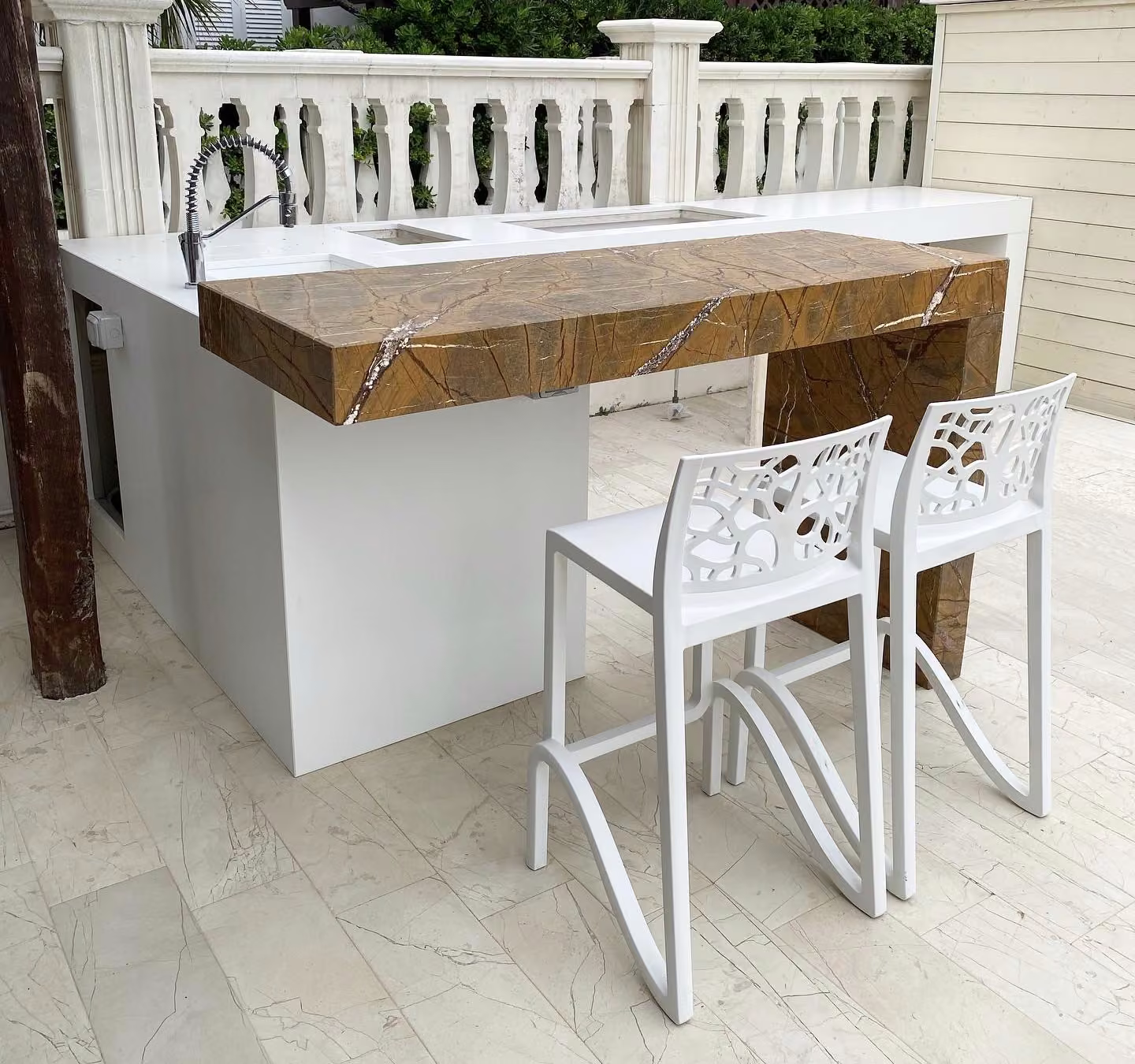 Top cucina e superfici su misura realizzato da Calabra Marmi, vista 21