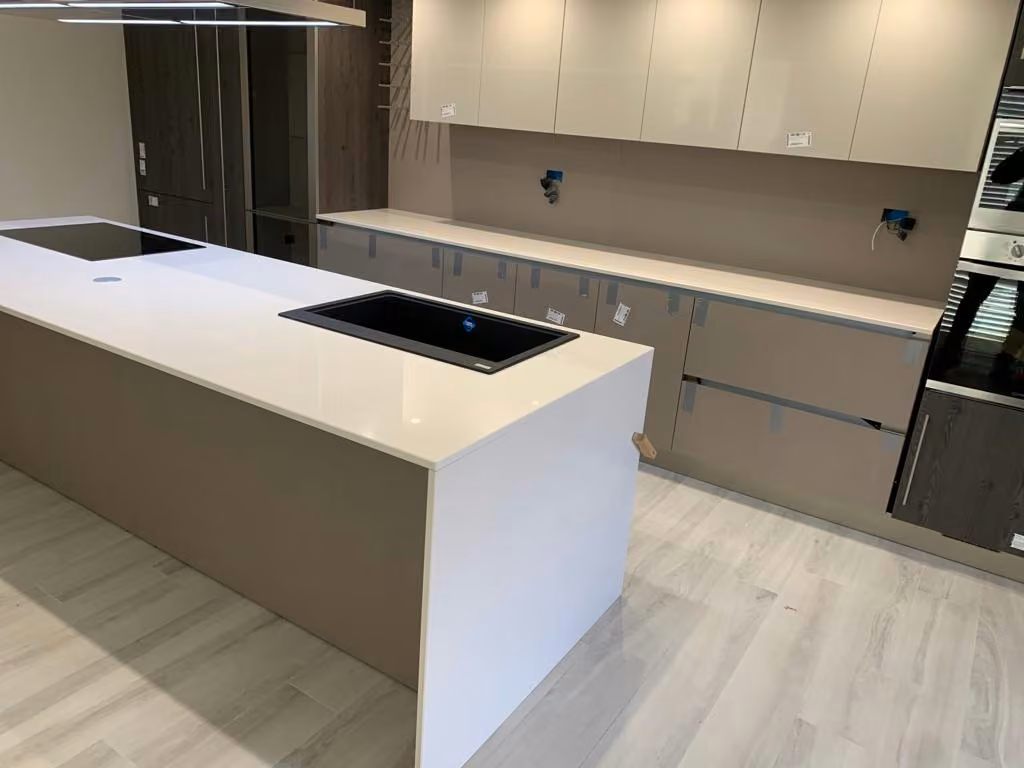 Top cucina e superfici su misura realizzato da Calabra Marmi, vista 22