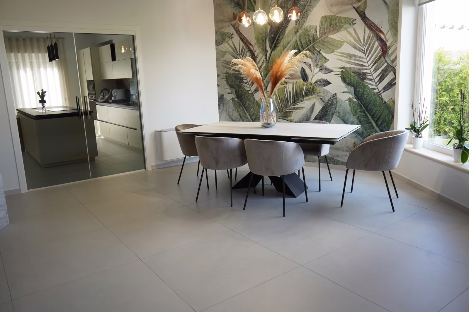 Pavimento grigio di un soggiorno con zona pranzo e cucina