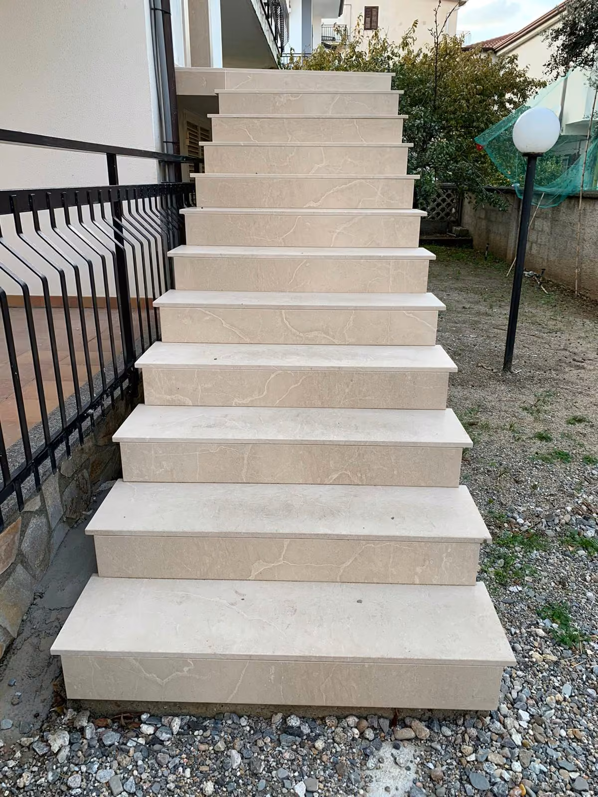 Scala esterna realizzato da Calabra Marmi, vista 3